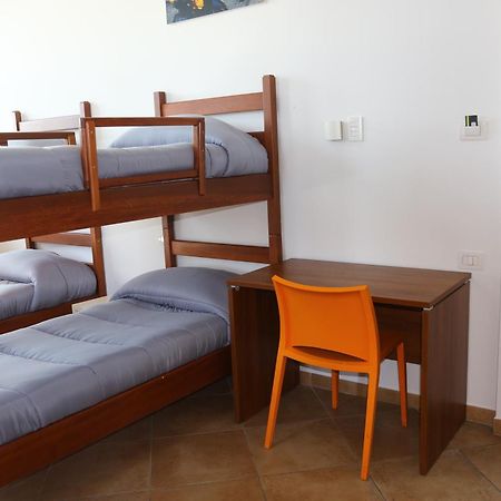 Student'S Hostel Parma Esterno foto