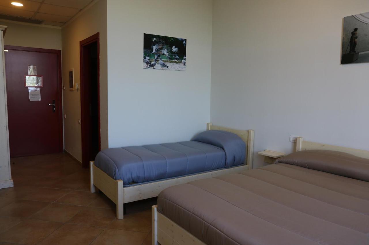 Student'S Hostel Parma Esterno foto