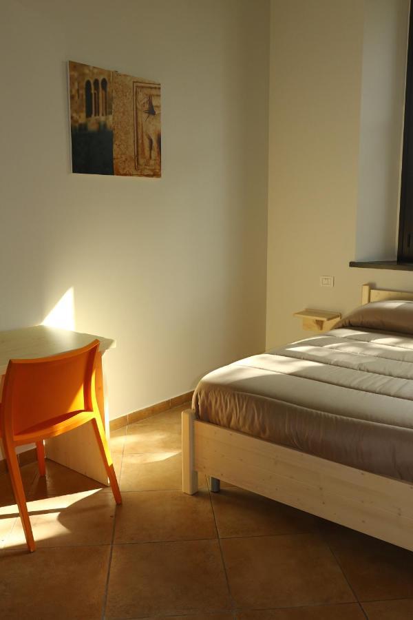 Student'S Hostel Parma Esterno foto