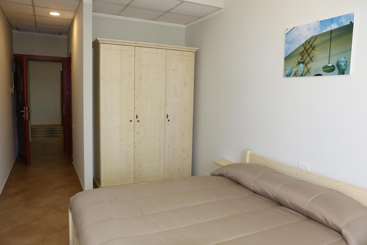 Student'S Hostel Parma Esterno foto