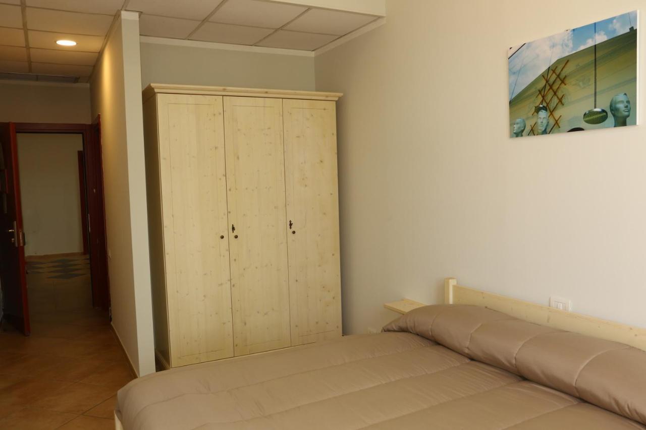 Student'S Hostel Parma Esterno foto