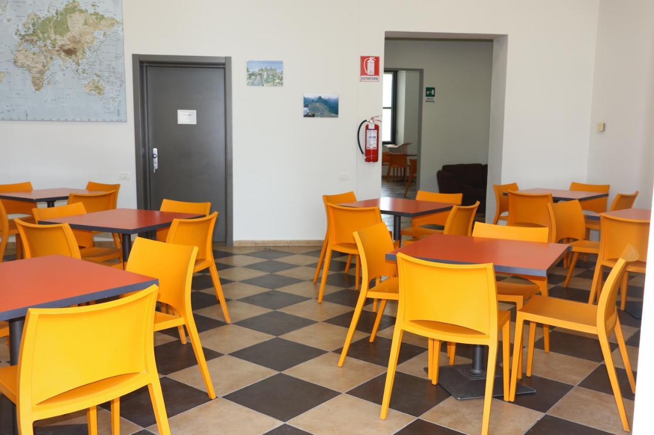 Student'S Hostel Parma Esterno foto